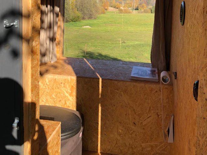 Picture 4 of The toilet uses manure to grow flowers on the roof, then guides the flowers on to the person sitting inside to smell