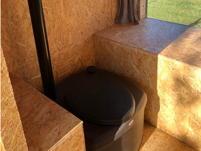 Picture 5 of The toilet uses manure to grow flowers on the roof, then guides the flowers on to the person sitting inside to smell