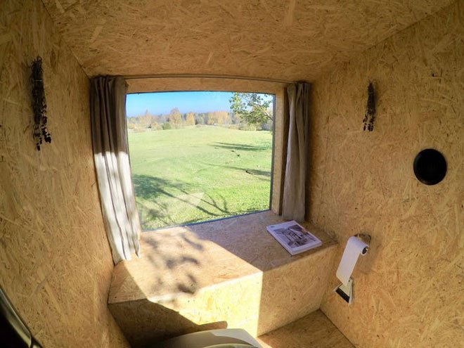 Picture 6 of The toilet uses manure to grow flowers on the roof, then guides the flowers on to the person sitting inside to smell