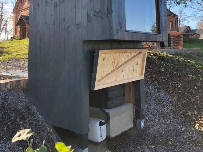 Picture 7 of The toilet uses manure to grow flowers on the roof, then guides the flowers on to the person sitting inside to smell