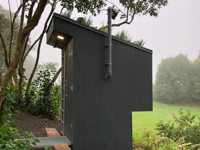 Picture 9 of The toilet uses manure to grow flowers on the roof, then guides the flowers on to the person sitting inside to smell