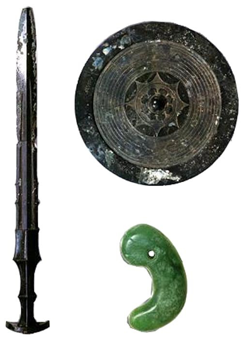 Picture 4 of The Treasure of the Emperor of Japan 'taken from the 8-headed caudal fin'