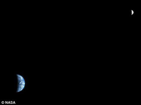 Picture 1 of The unique image of Earth looks from Mars