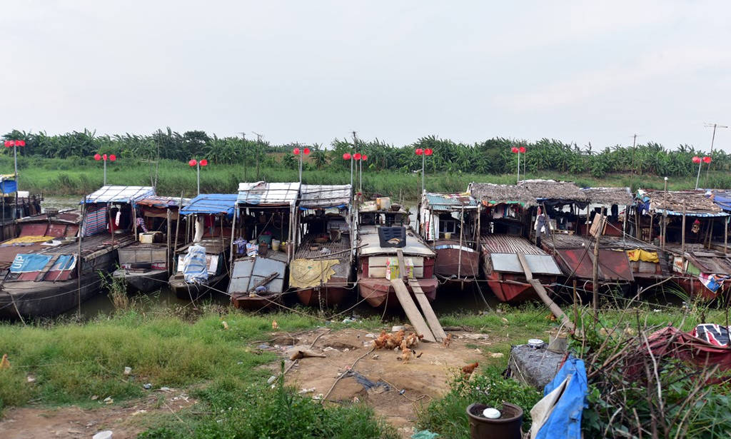 Picture 1 of The unique 'plastic pots' in the riverside fishing village