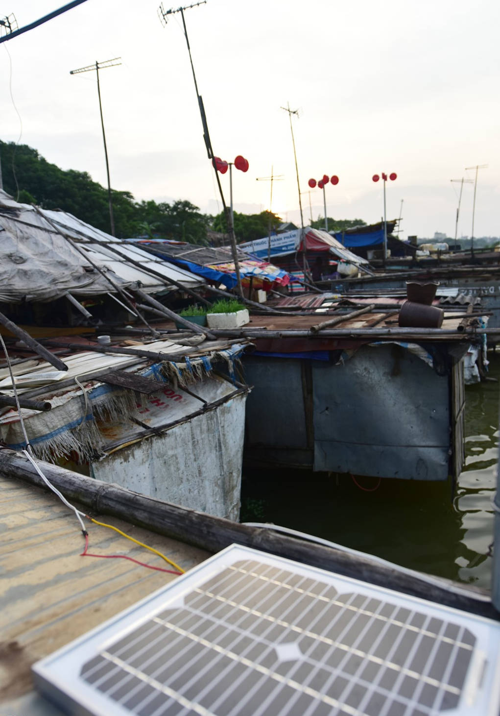 Picture 5 of The unique 'plastic pots' in the riverside fishing village