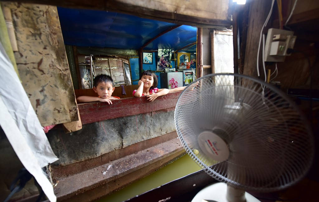 Picture 9 of The unique 'plastic pots' in the riverside fishing village
