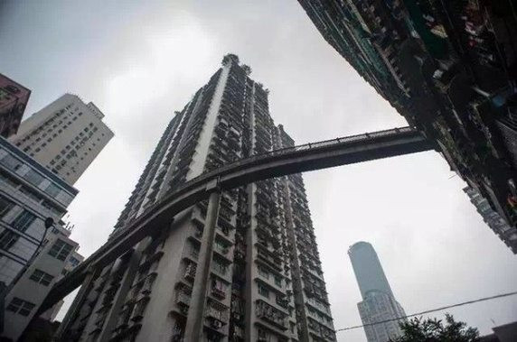 Picture 6 of The vertical city in China - where tourists come only once and never return