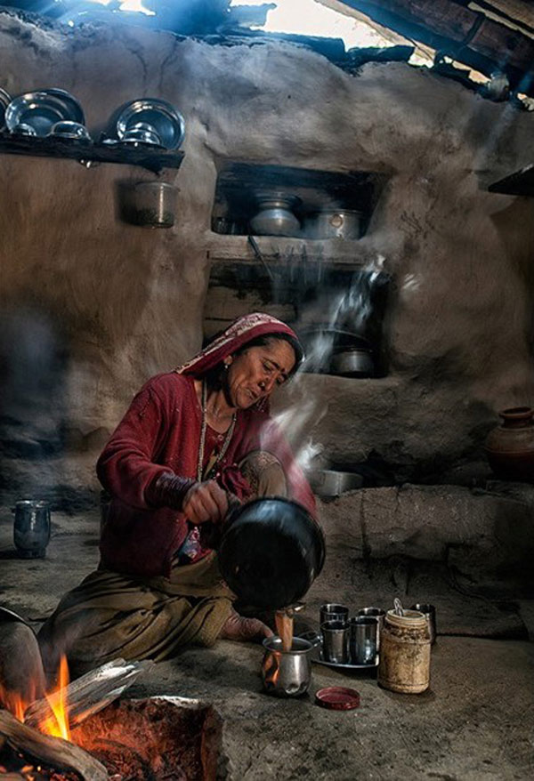Picture 8 of The village connects with the world with just one phone