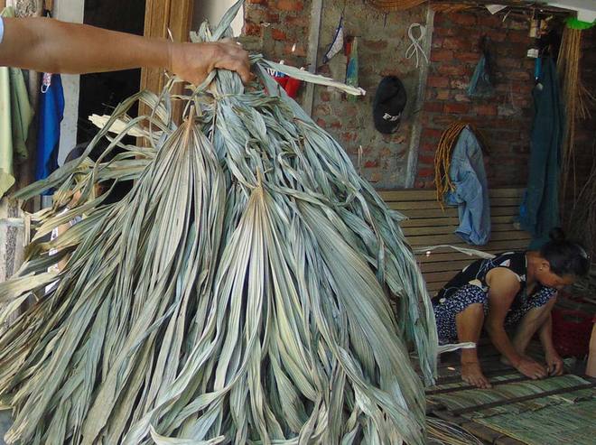Picture 2 of The village makes a shirt to turn on the hot season