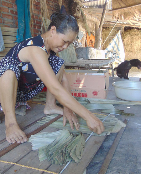 Picture 3 of The village makes a shirt to turn on the hot season