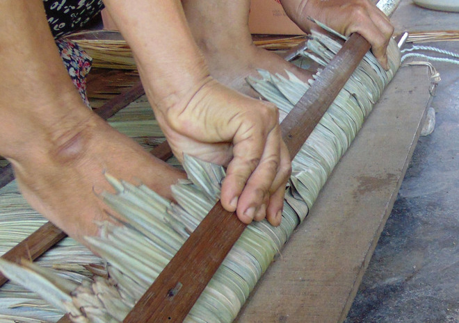 Picture 4 of The village makes a shirt to turn on the hot season