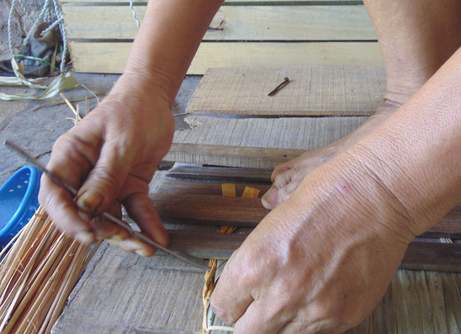Picture 5 of The village makes a shirt to turn on the hot season