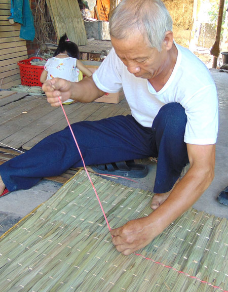 Picture 6 of The village makes a shirt to turn on the hot season