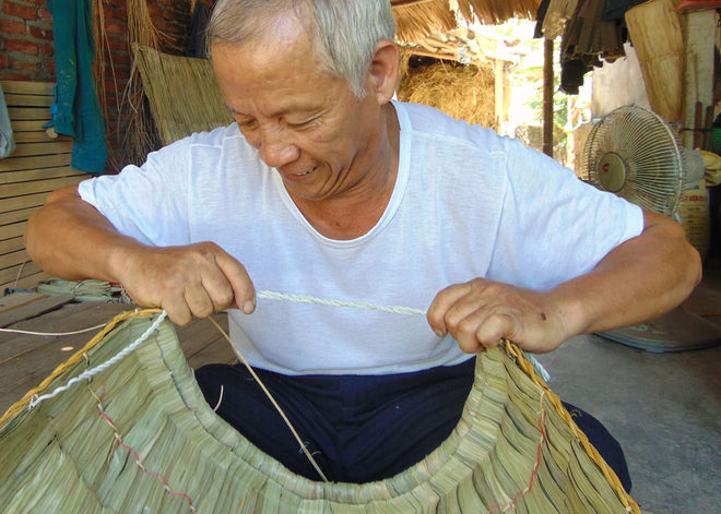 Picture 7 of The village makes a shirt to turn on the hot season