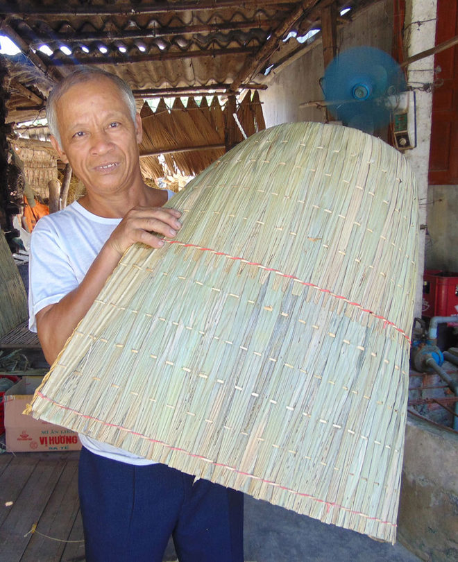 Picture 8 of The village makes a shirt to turn on the hot season