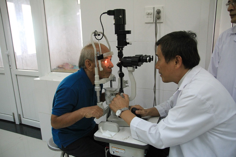 Picture 2 of The visually impaired first regained vision with skin cell transplants