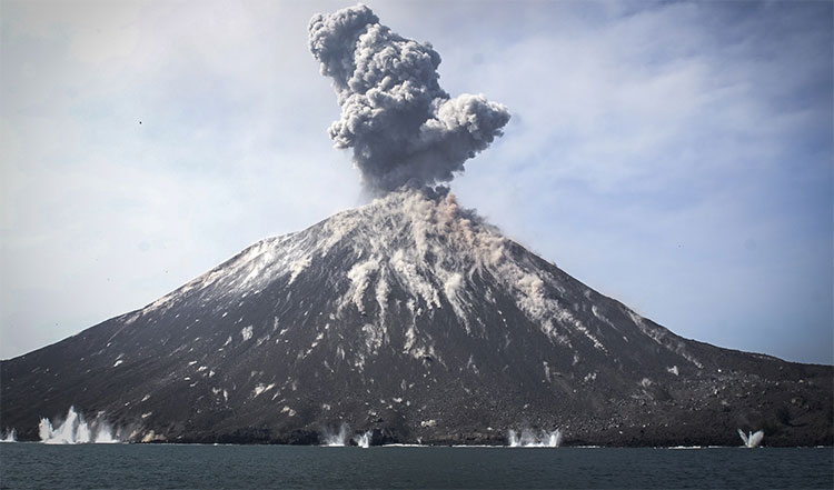 Picture 1 of The volcano is behind the tsunami in Indonesia