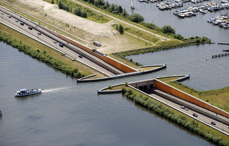 Picture 1 of The water bridge 'breaks every physical law' in the Netherlands