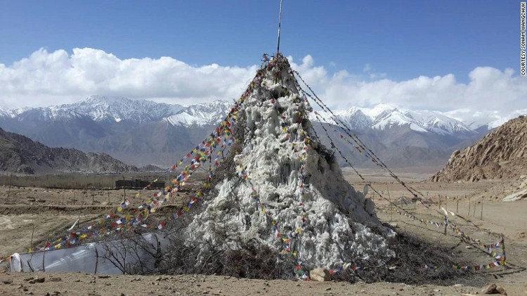 The way humans build 'giant ice towers' in the middle of the desert images 2