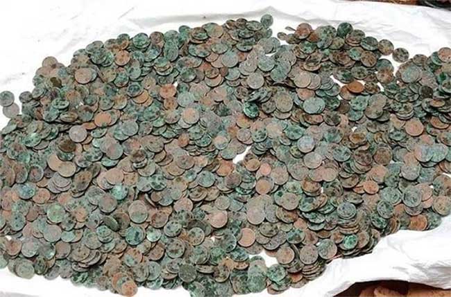 The winning man continued to dig a jar of coins images 2