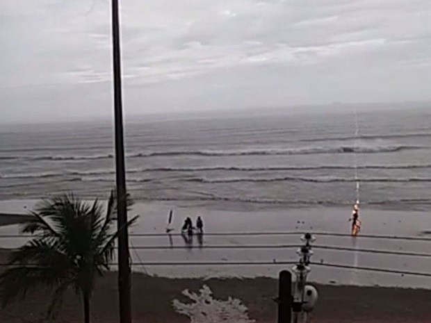 Picture 1 of The woman was struck by lightning right on the beach
