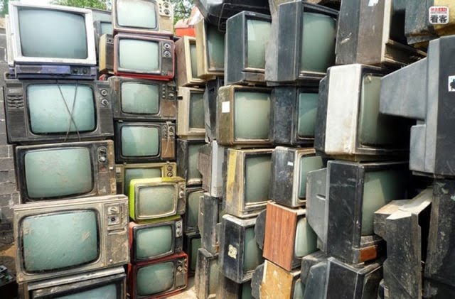 Picture 1 of The world emits over 40 million tons of electronic waste in 2014