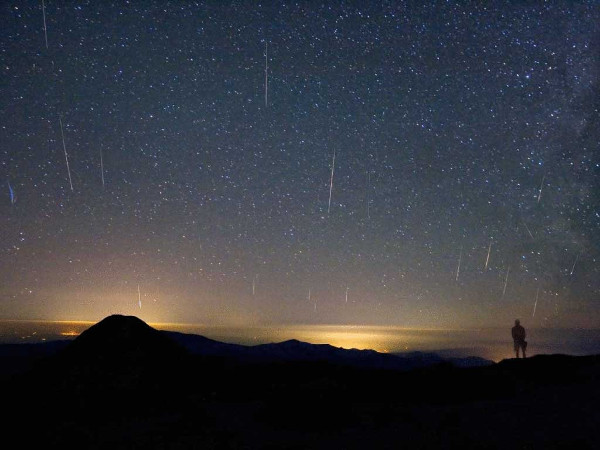 Picture 1 of The world is waiting for meteor shower tonight