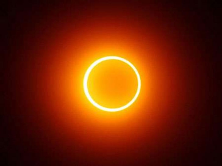Picture 1 of The world of eclipse eclipse glows with a circle of fire