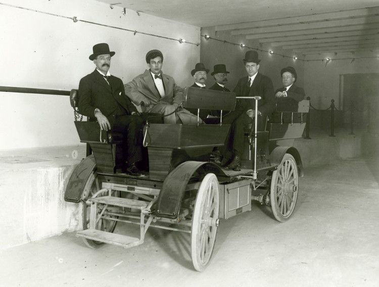 Picture 1 of The world's first electric car model in the US parliament house