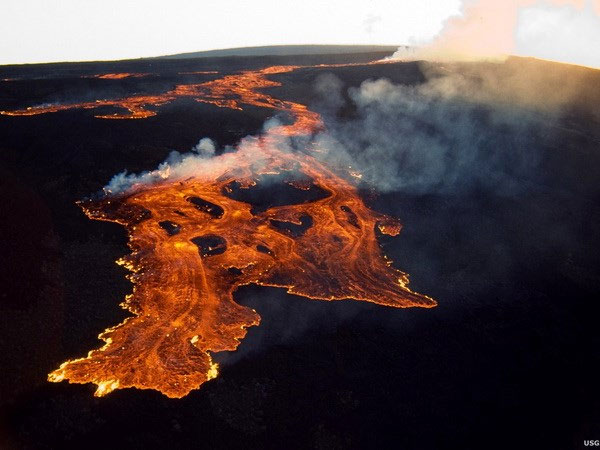 Picture 1 of The world's largest volcano in Hawaii shows signs of 'waking up'.