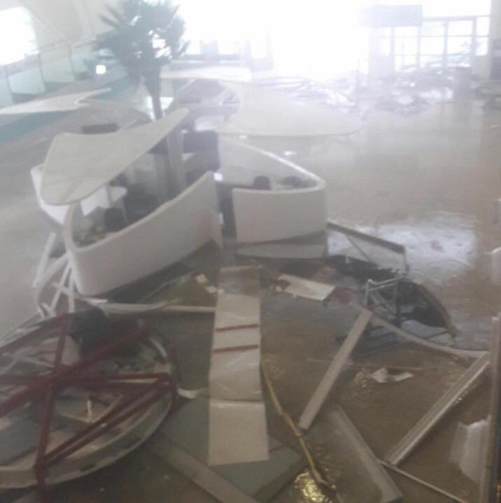 Picture 2 of The world's most dangerous airport was devastated by the typhoon Irma