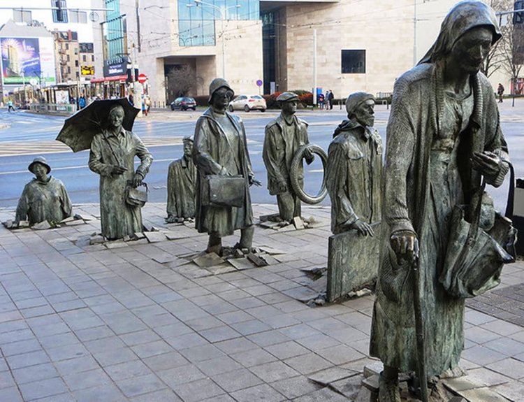Picture 10 of The world's most exotic and impressive street sculptures