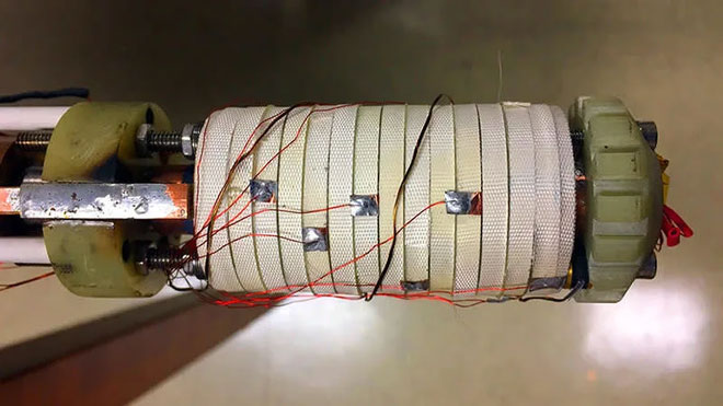 Picture 2 of The world's most powerful superconducting magnet, the size is equivalent to a toilet paper roll