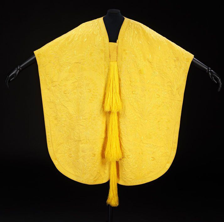 Picture 4 of The world's rarest silk weaves from the silk of millions of spiders