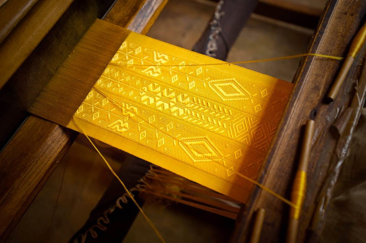 Picture 6 of The world's rarest silk weaves from the silk of millions of spiders