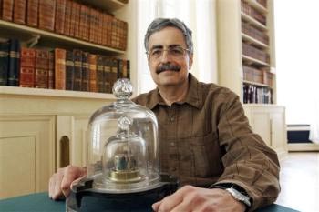 Picture 2 of The world's standard weight is mysteriously lightening