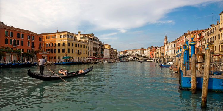 Picture 2 of Things are only available in Italy