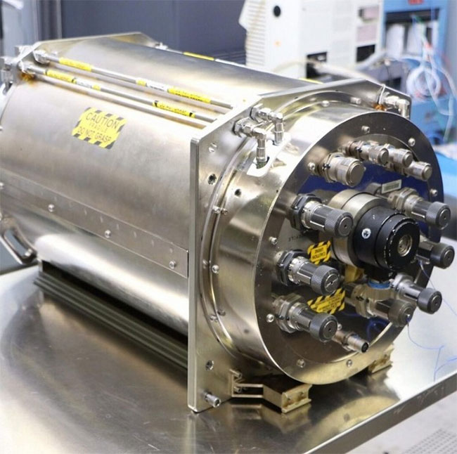 Picture 1 of This device can turn urine into usable water in space