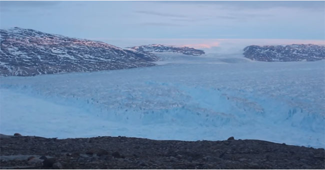 Picture 1 of This giant iceberg video will make people both excited and afraid