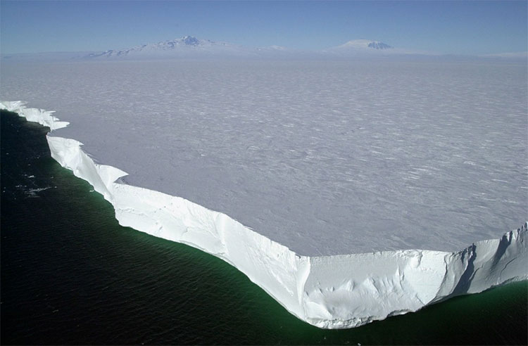 Picture 2 of This giant iceberg video will make people both excited and afraid