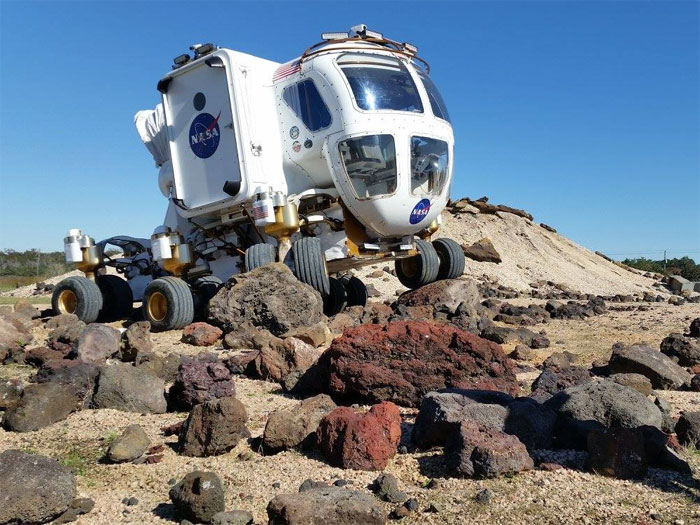 Picture 1 of This is a 6.5-ton car that NASA will use to travel on Mars