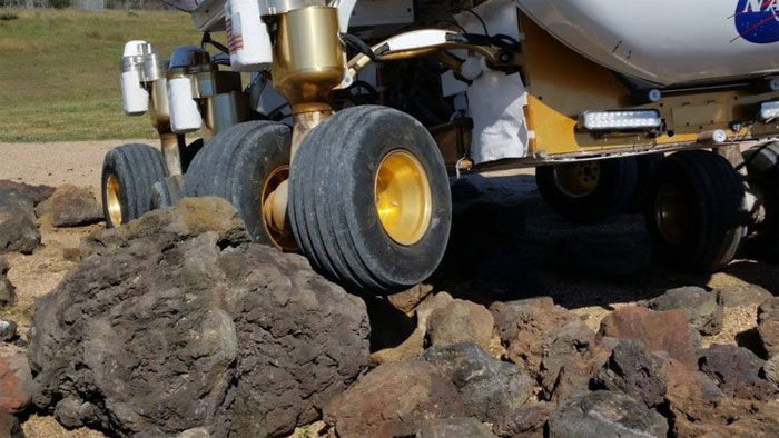 Picture 11 of This is a 6.5-ton car that NASA will use to travel on Mars