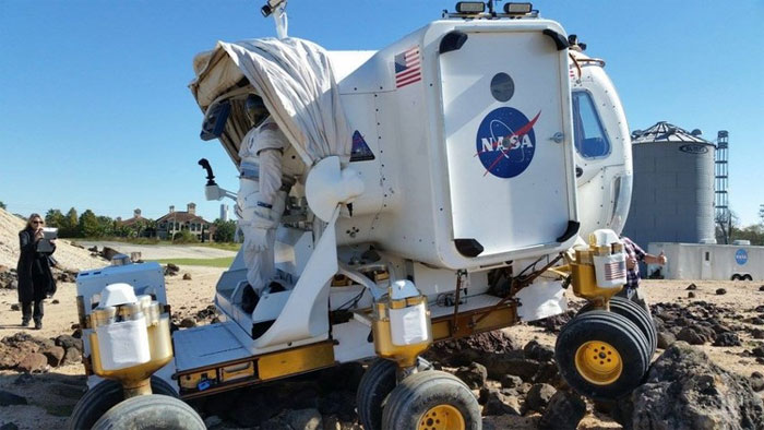 Picture 14 of This is a 6.5-ton car that NASA will use to travel on Mars