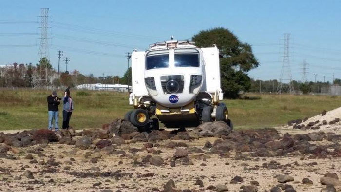 Picture 2 of This is a 6.5-ton car that NASA will use to travel on Mars
