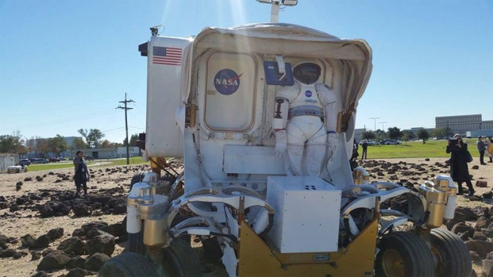 Picture 6 of This is a 6.5-ton car that NASA will use to travel on Mars