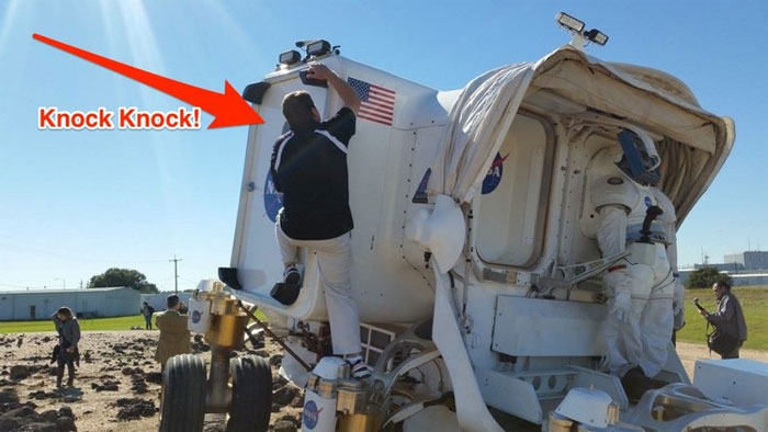 Picture 7 of This is a 6.5-ton car that NASA will use to travel on Mars