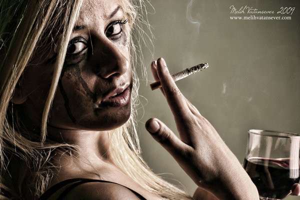 Picture 2 of This is why so many people smoke while drinking