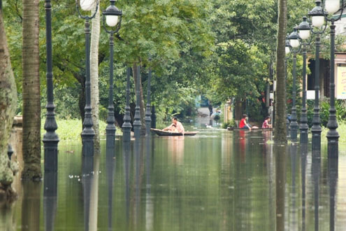 Picture 1 of Thousands of people were isolated due to flooding