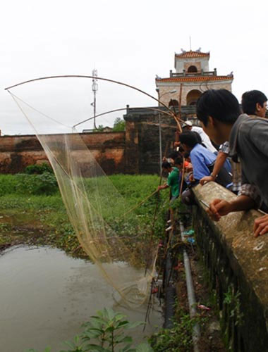 Picture 2 of Thousands of people were isolated due to flooding