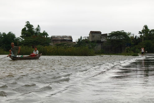 Picture 3 of Thousands of people were isolated due to flooding